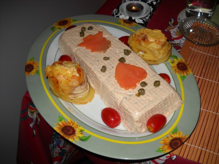 Mousse de salmón con milhojas de papas